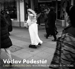 Obrazok Václav Podestát - S andělem uprostřed davu / With an Angel in the Midst of the Crowd